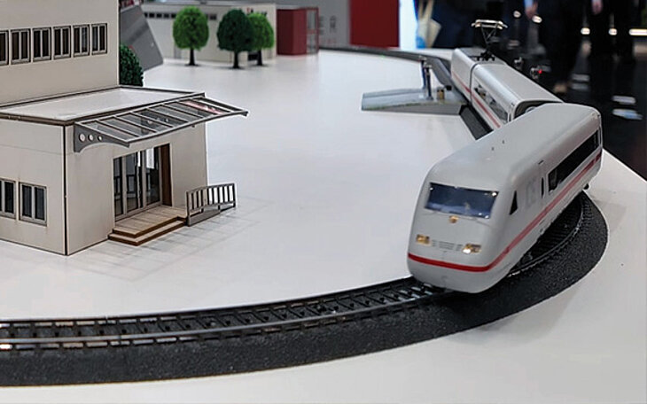 [Translate to deutsch:] Toy train model for railway project